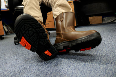 Workers use brown boots, these safety shoes are made of leather