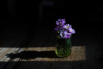 Close-up of purple flower in vase on table
