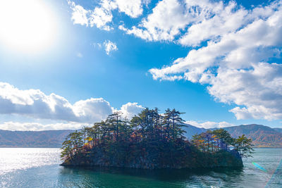 Lake towada utumn foliage scenery. towada-hachimantai national park in tohoku region. aomori, japan.