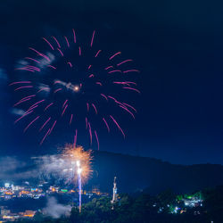 Images with new year's, réveillon, fireworks exploding in the sky in niterói, rio de janeiro, brazil