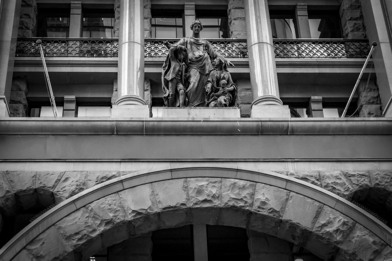 LOW ANGLE VIEW OF STATUE AGAINST BUILDING