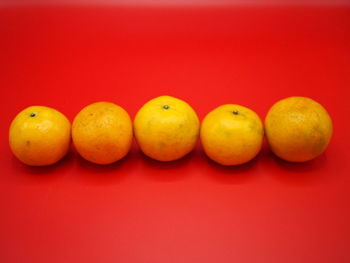 Close-up of oranges in container