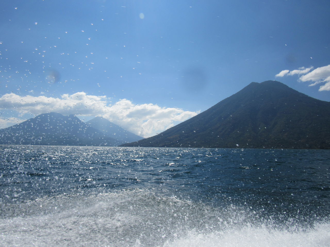 SCENIC VIEW OF SEA BY MOUNTAINS AGAINST SKY