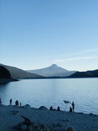 Familia contemplando la hermosa vista del volcan villarrica