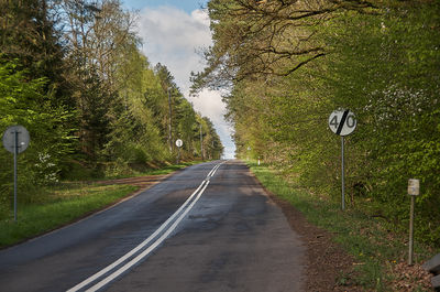Empty road amidst trees