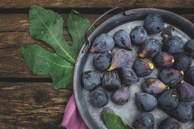 View from above of fresh figs on a tray with copy space for text