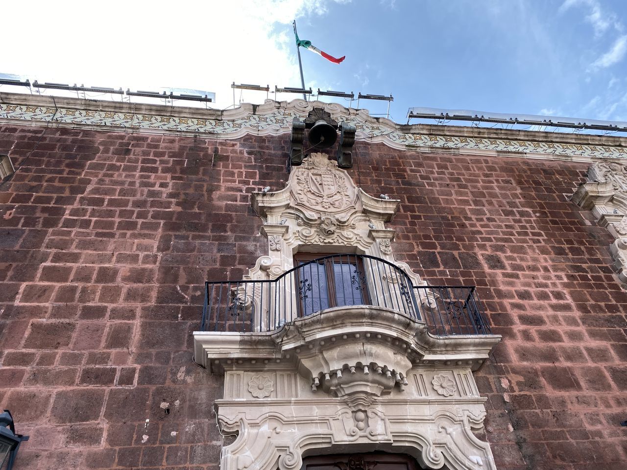 LOW ANGLE VIEW OF STATUES ON BUILDING AGAINST SKY