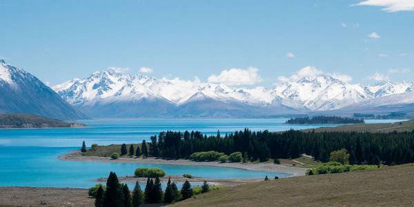 Beautiful alpine scenery, turquoise glacier lake with snowy mountains. lake tekapo, new zealand