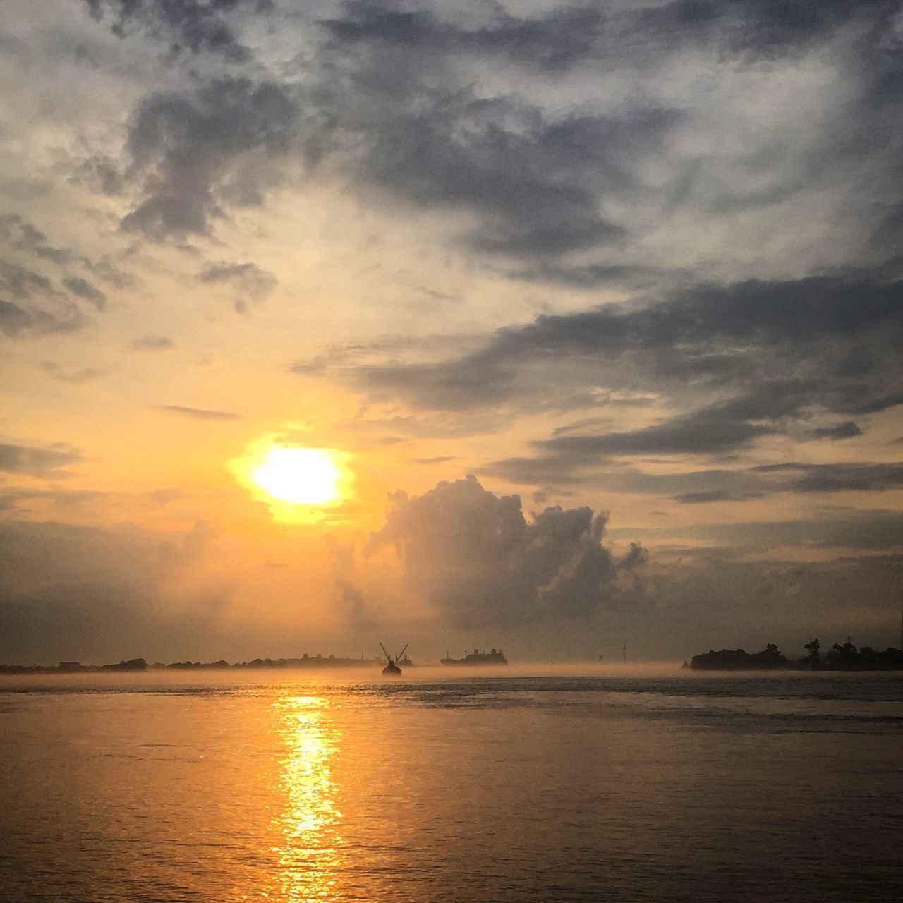 sunset, water, sea, sun, sky, scenics, tranquil scene, beauty in nature, tranquility, waterfront, cloud - sky, horizon over water, reflection, nature, idyllic, orange color, silhouette, sunlight, cloud, sunbeam