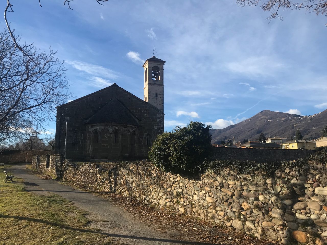 VIEW OF OLD BUILDING AGAINST SKY