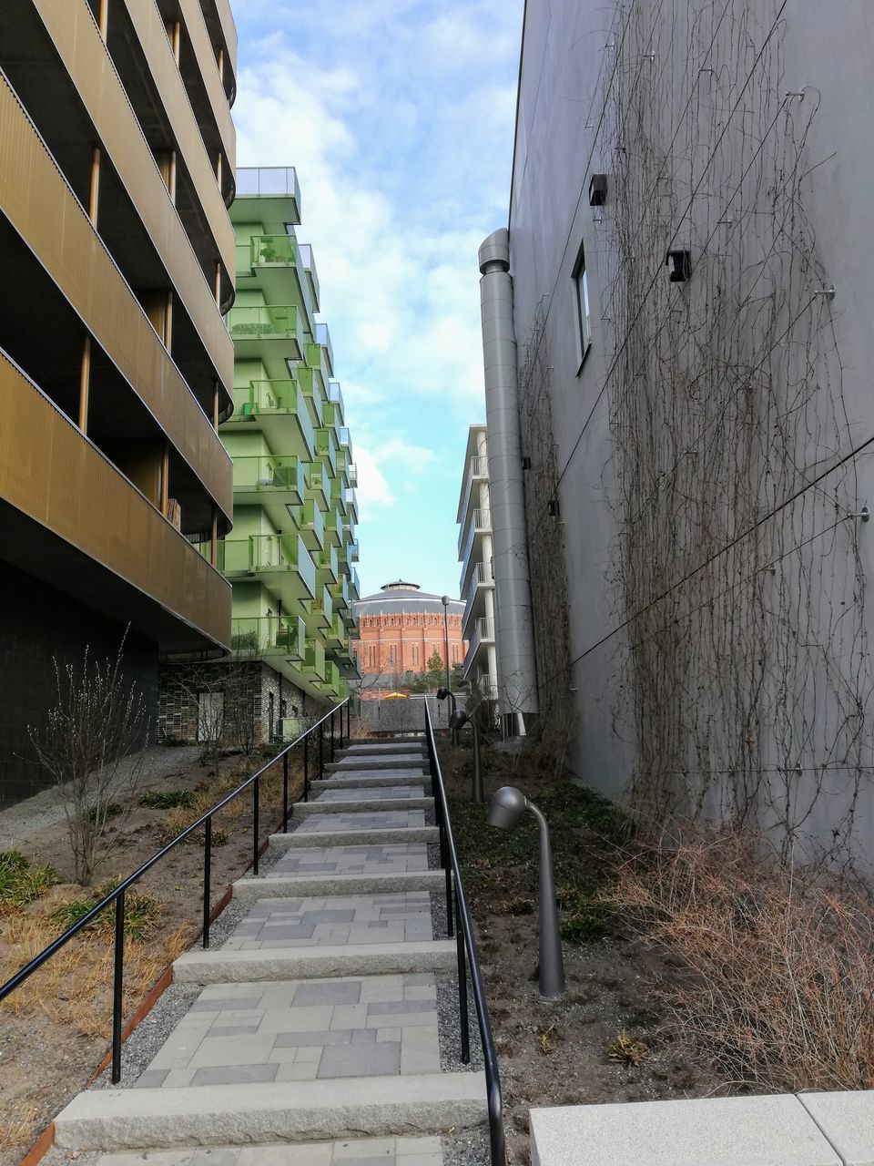 EMPTY FOOTPATH BY BUILDINGS IN CITY