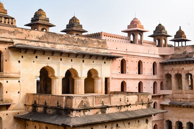 Beautiful view of orchha palace fort, raja mahal and chaturbhuj temple from jahangir mahal, orchha