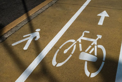 Double road markings to separate the flows of pedestrians and cyclists, with directional signage. 