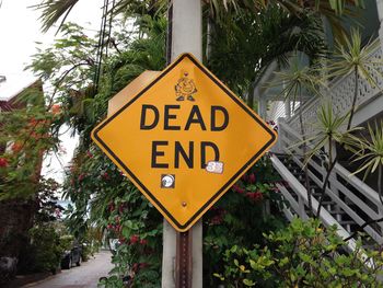 Dead end information sign in a residential district