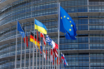 Strasbourg, france, mai 22, 2022 european parliament in strasbourg, france with ukrainian flag.