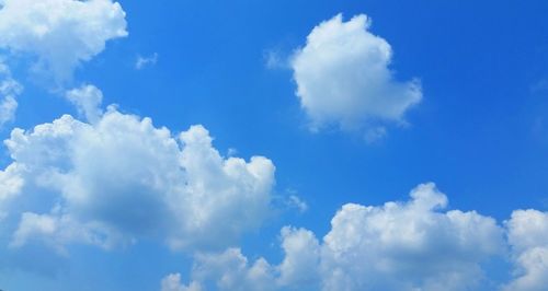 Low angle view of cloudy sky on sunny day