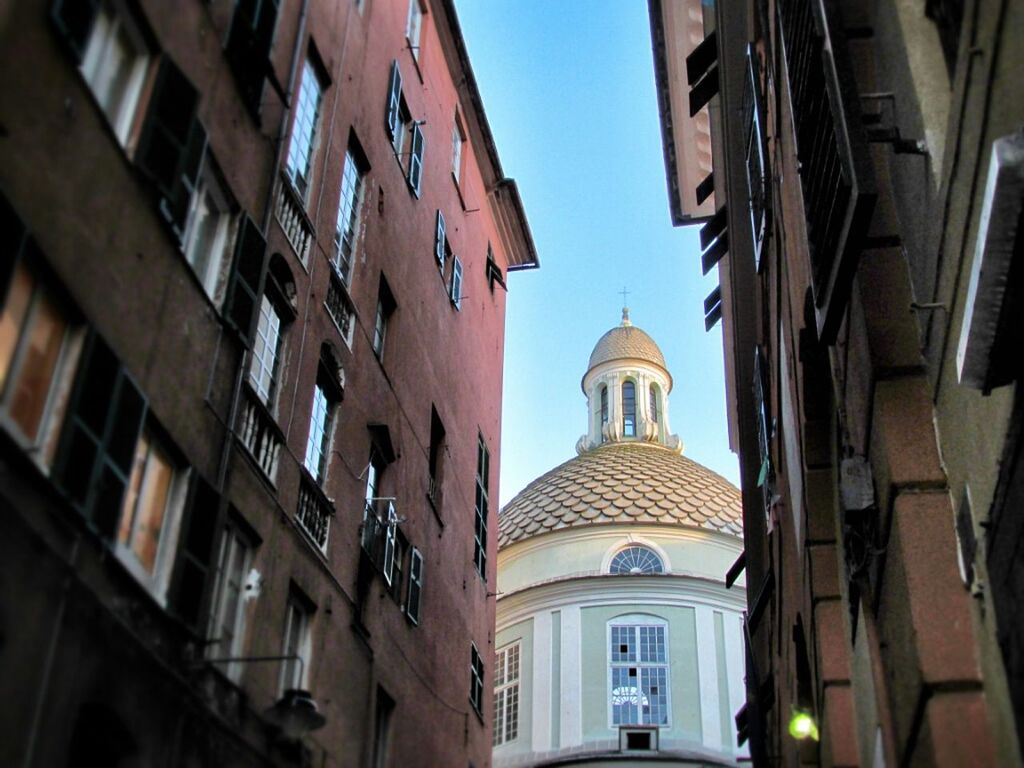 LOW ANGLE VIEW OF BUILDINGS IN CITY