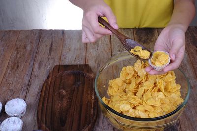 Midsection of woman preparing food at table