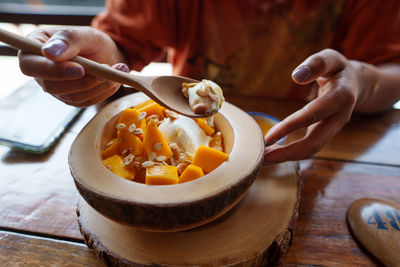 Midsection of man preparing food on table