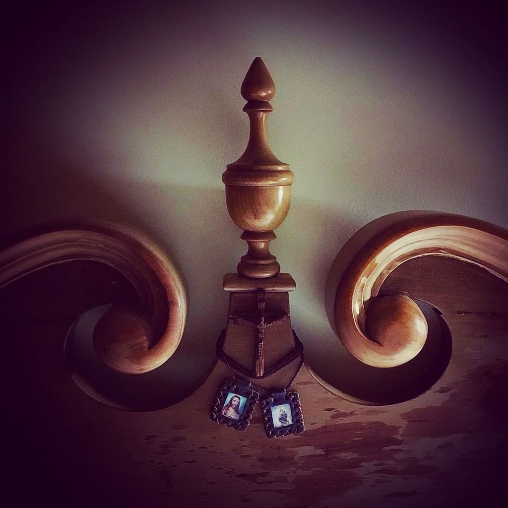 HIGH ANGLE VIEW OF ILLUMINATED LAMP ON TABLE