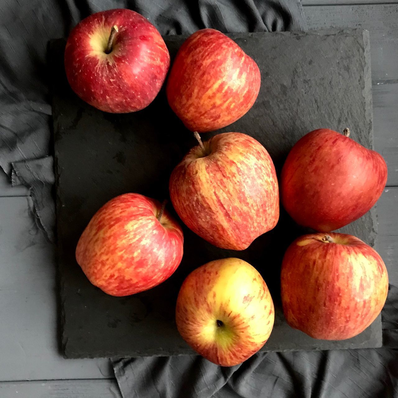 HIGH ANGLE VIEW OF APPLES IN CONTAINER