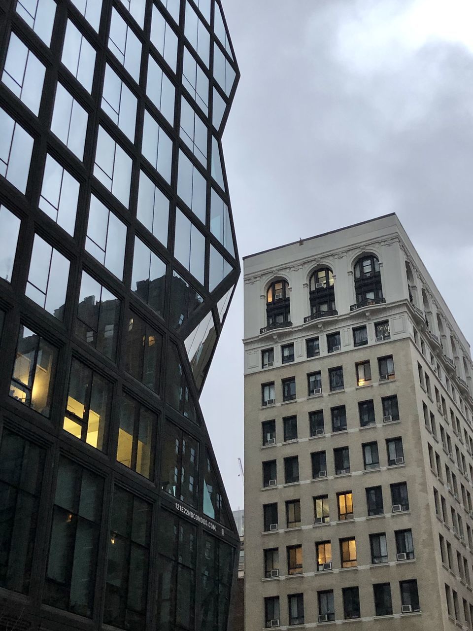 LOW ANGLE VIEW OF MODERN BUILDING AGAINST SKY IN CITY