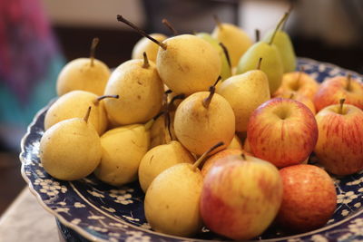 Close-up of apples in basket on table