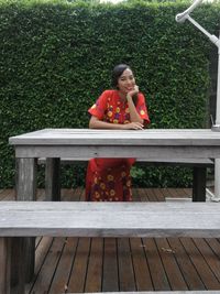 Portrait of a smiling woman sitting on bench