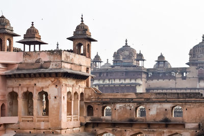 Beautiful view of orchha palace fort, raja mahal and chaturbhuj temple from jahangir mahal, orchha