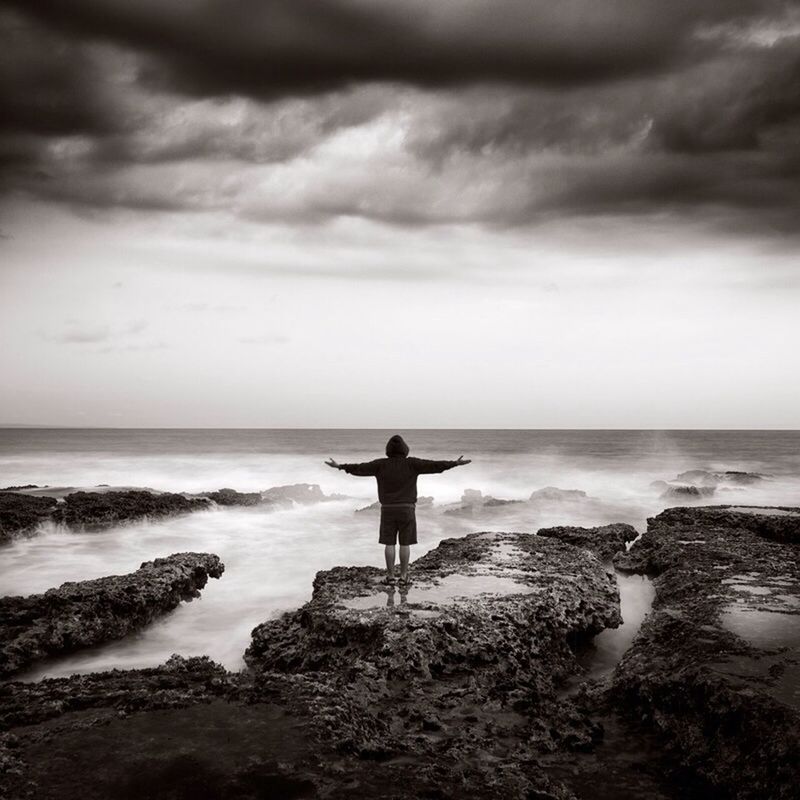 sea, horizon over water, water, sky, full length, standing, beach, silhouette, rear view, shore, scenics, lifestyles, tranquil scene, leisure activity, tranquility, beauty in nature, cloud - sky, nature