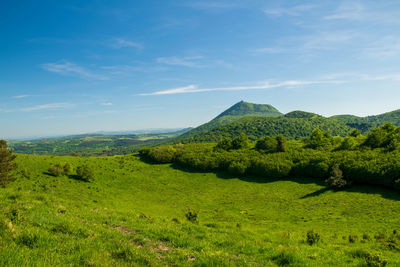 View from the puy-des-goules volcano hiking trail