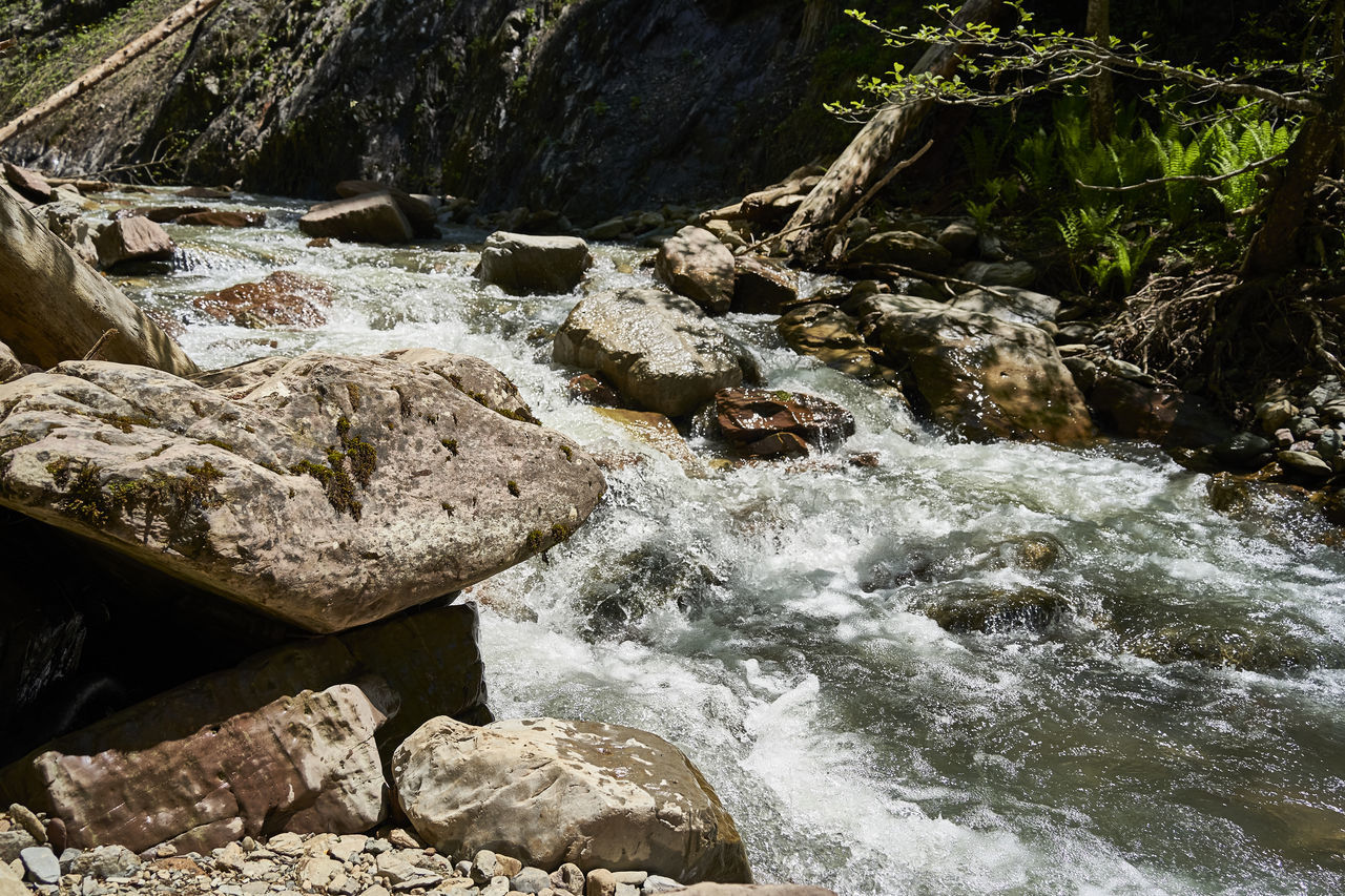 SCENIC VIEW OF RIVER FLOWING THROUGH ROCKS