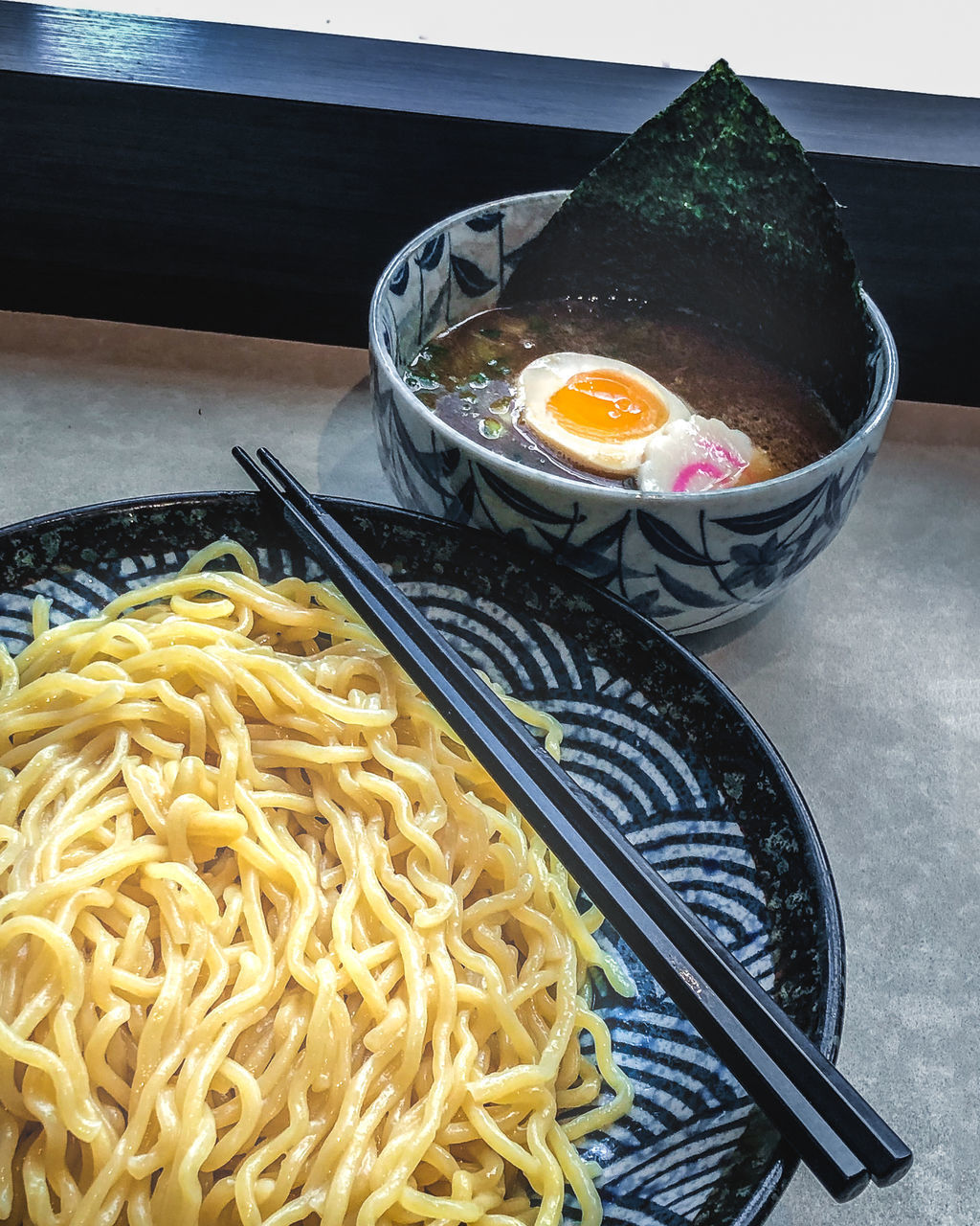 HIGH ANGLE VIEW OF MEAL SERVED IN BOWL