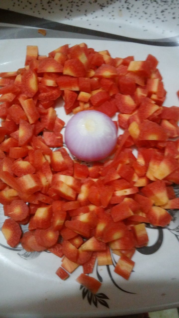 HIGH ANGLE VIEW OF TOMATOES IN CONTAINER