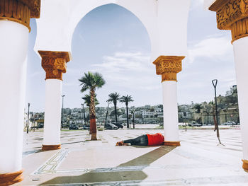 Mosque against homeless 