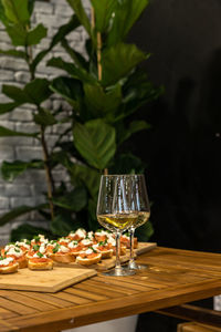 Bruschetta with tomato, mozzarella and basil and two glassees with white wine.