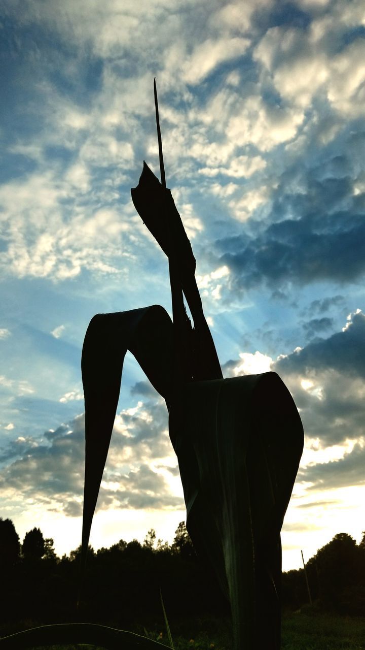 LOW ANGLE VIEW OF STATUE AGAINST SKY DURING SUNSET