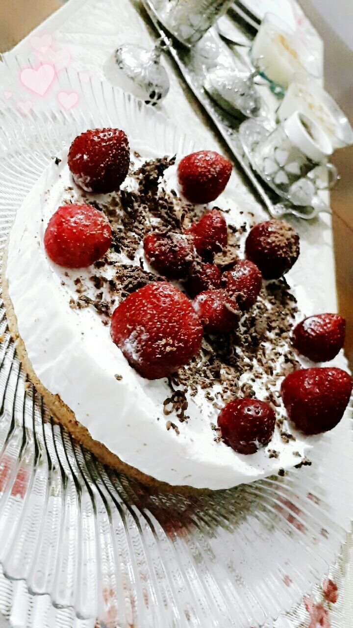 HIGH ANGLE VIEW OF STRAWBERRIES IN PLATE