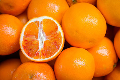 Citrus fruits background. fresh tangerines oranges on market. group of freshly picked oranges