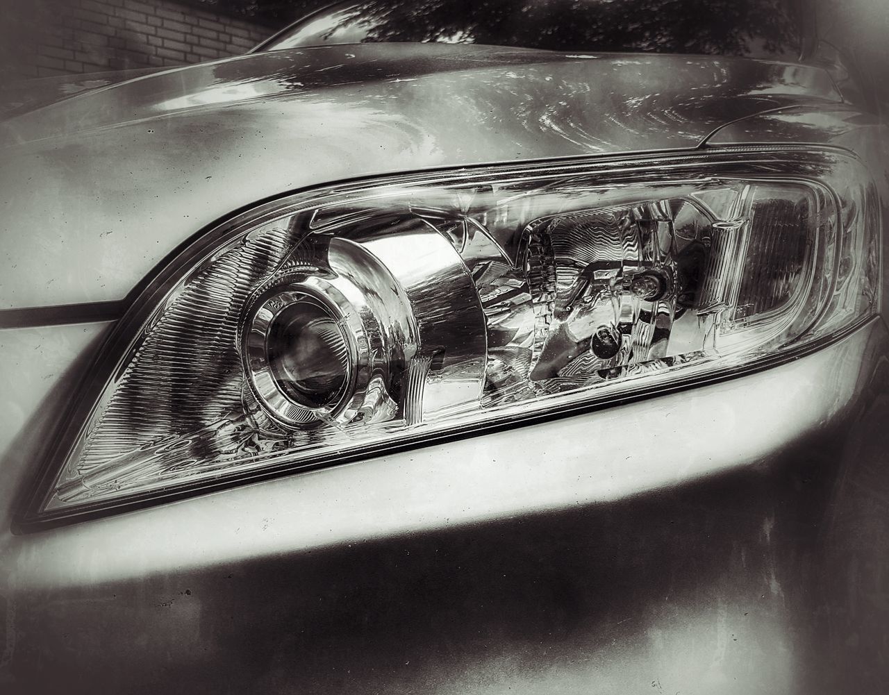 CLOSE-UP OF VINTAGE CAR ON MIRROR