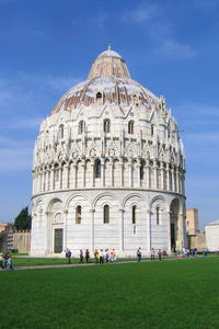 Il battistero in pisa