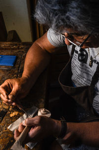 Violin maker luthier carlos roberts in his cremona italy workshop