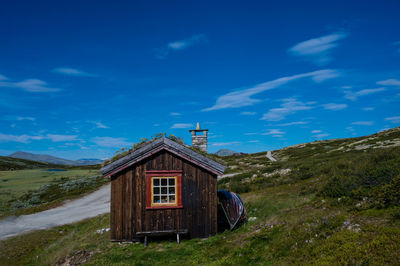 House at smuksjøseter fjellstue, blåhøe 1617 meter in horisont