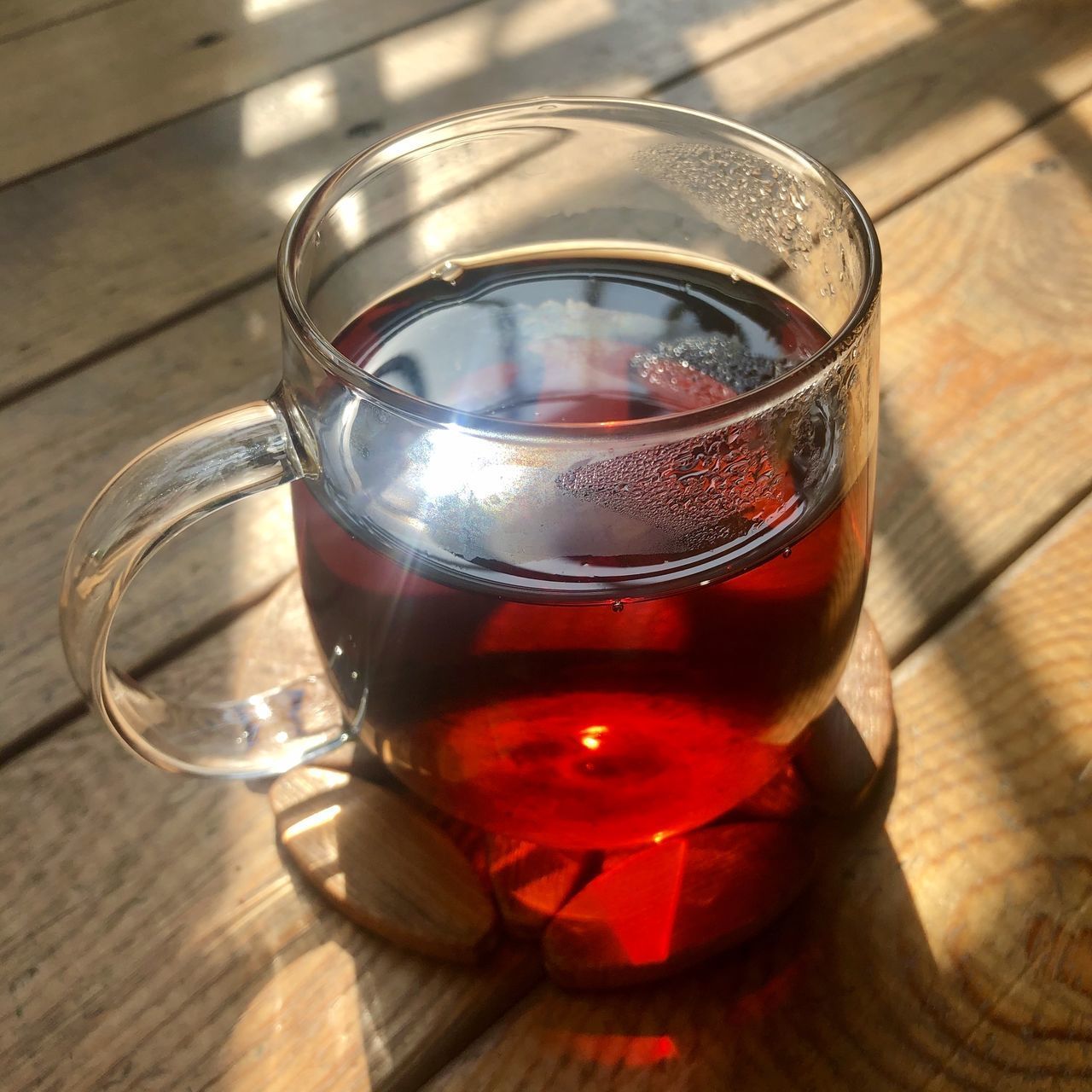 HIGH ANGLE VIEW OF DRINK ON TABLE