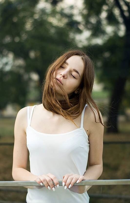 young women, young adult, long hair, person, lifestyles, focus on foreground, casual clothing, leisure activity, medium-length hair, waist up, beauty, standing, brown hair, three quarter length, blond hair, front view, smiling
