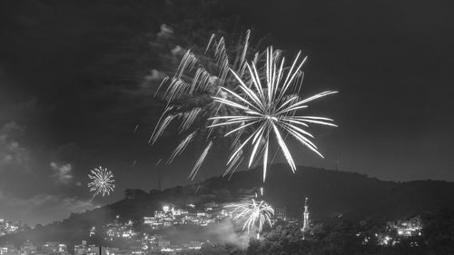 Images with new year's, réveillon, fireworks exploding in the sky in niterói, rio de janeiro, brazil