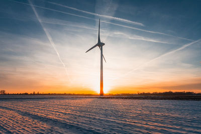 Windrad im sonnenuntergang in krefeld. fotografiert mit einer eos 6d mkii. 