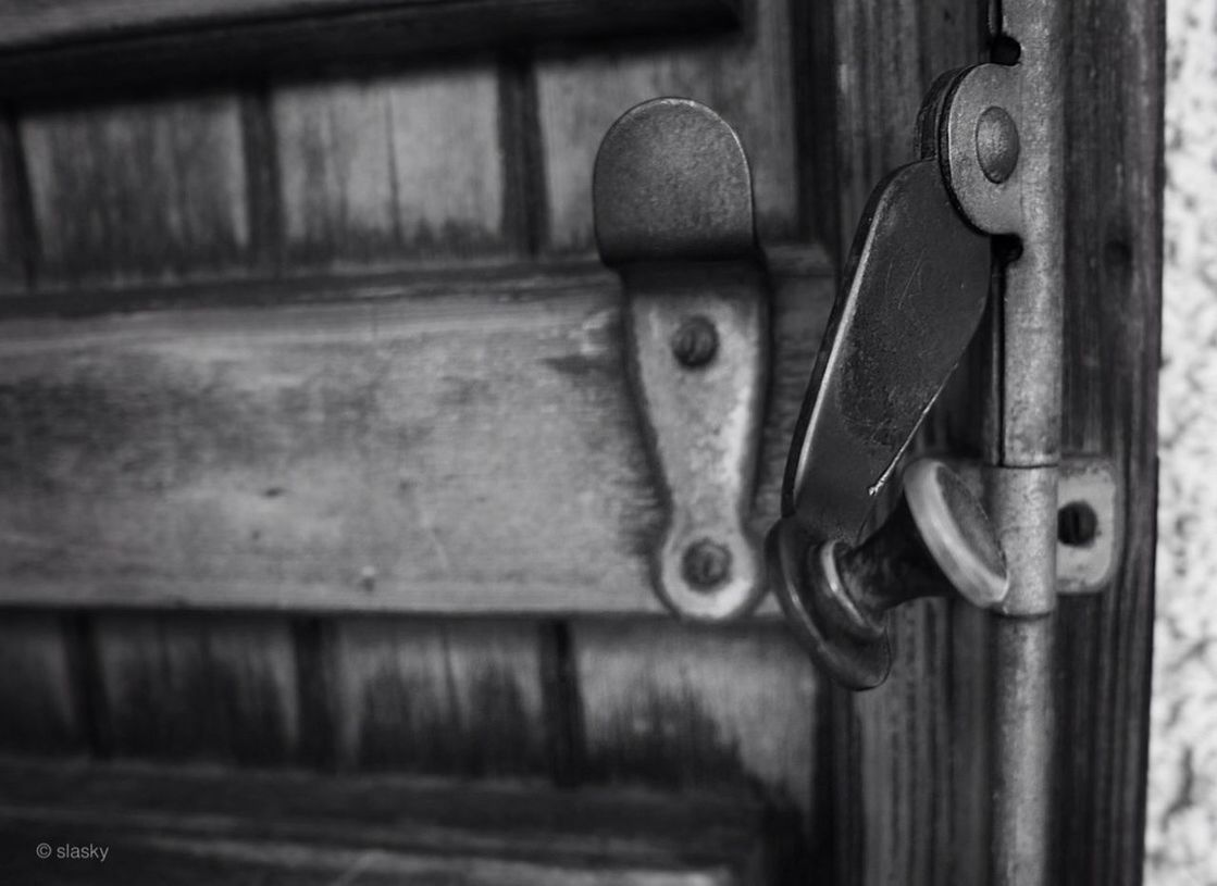 metal, close-up, rusty, metallic, old, focus on foreground, protection, security, safety, wood - material, lock, padlock, door, part of, wooden, day, handle, no people, selective focus, outdoors
