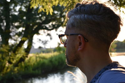 Portrait of young man wearing glasses