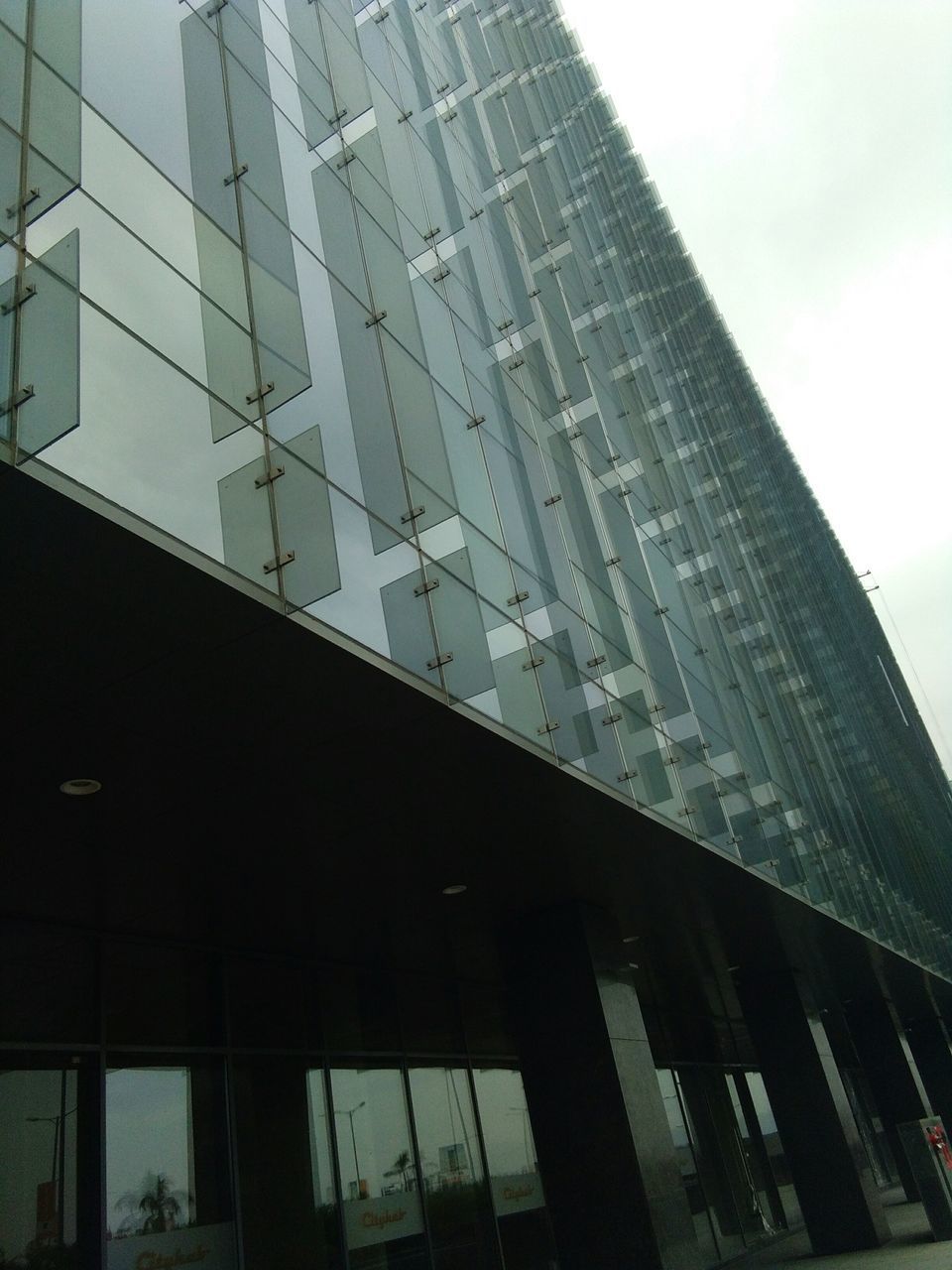 LOW ANGLE VIEW OF MODERN OFFICE BUILDING